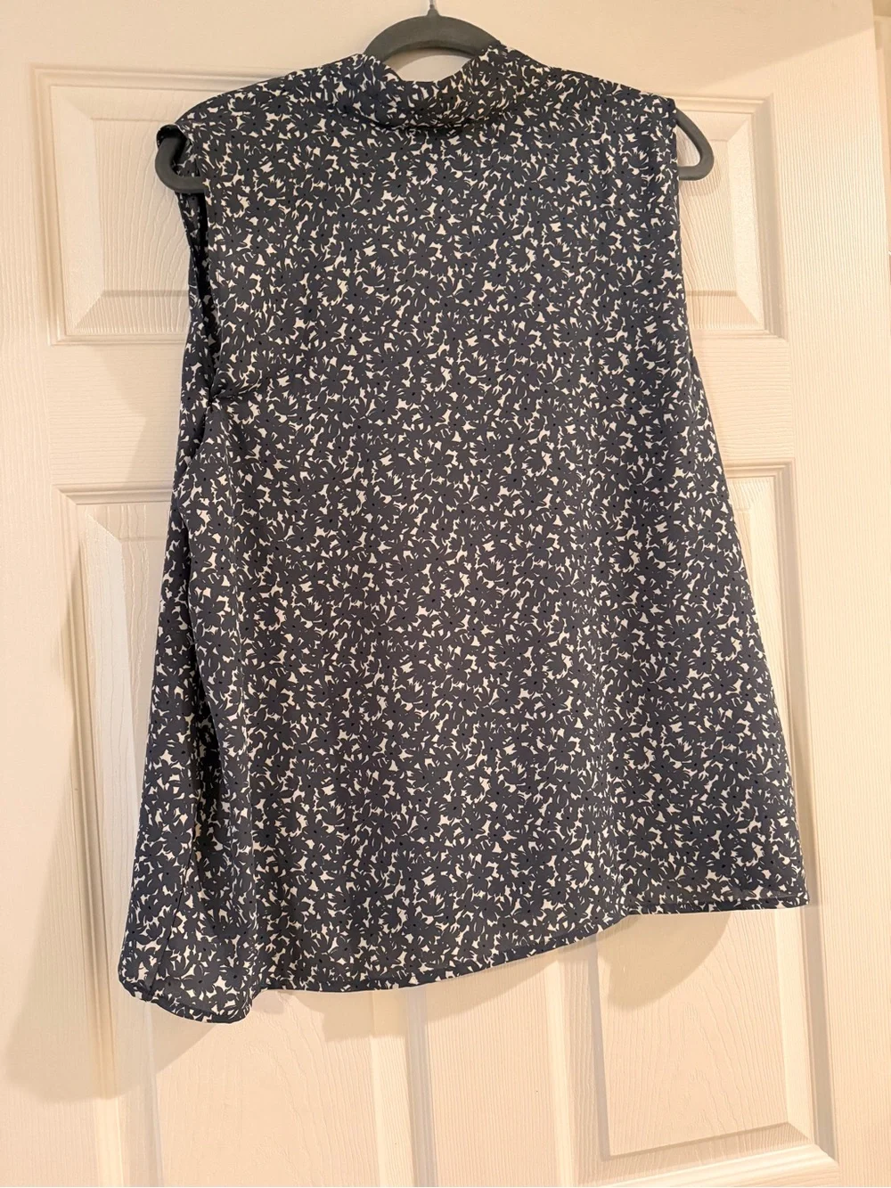 Ann Taylor Factory Navy and White Sleeveless V-Neck Blouse